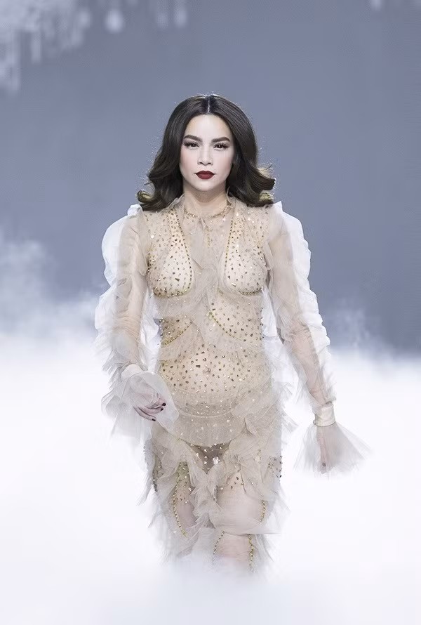 Đêm diễn còn có sự xuất hiện của nữ ca sĩ Hồ Ngọc Hà. Từng là người mẫu, nữ ca sĩ cũng thể hiện được những bước đi catwalk chuyên nghiệp.