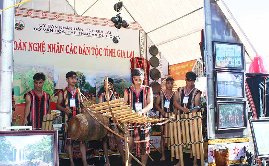 Đoàn nghệ nhân biểu diễn tại gian hàng. Ảnh: Phương Linh