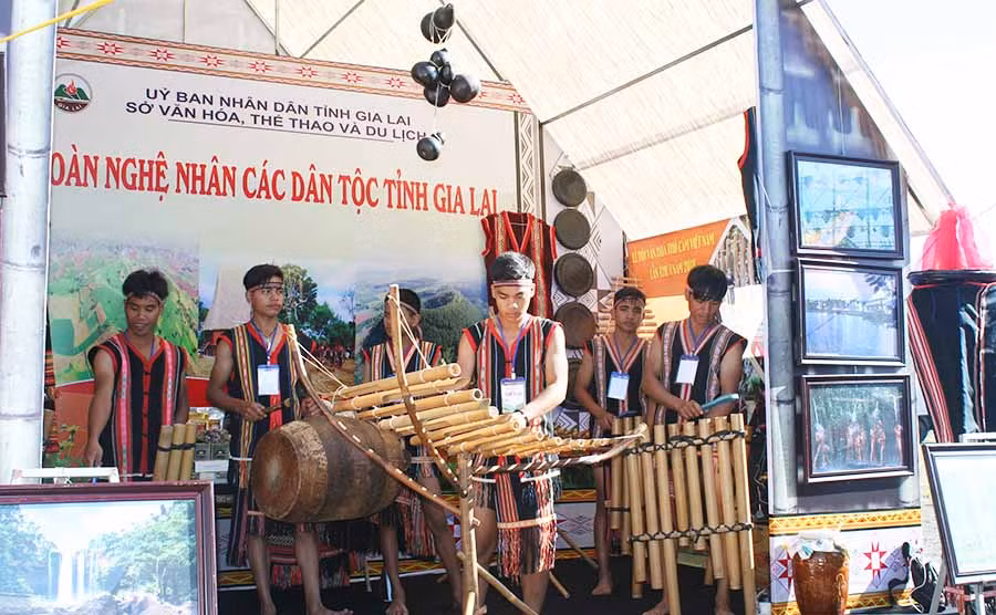 Đoàn nghệ nhân biểu diễn tại gian hàng. Ảnh: Phương Linh