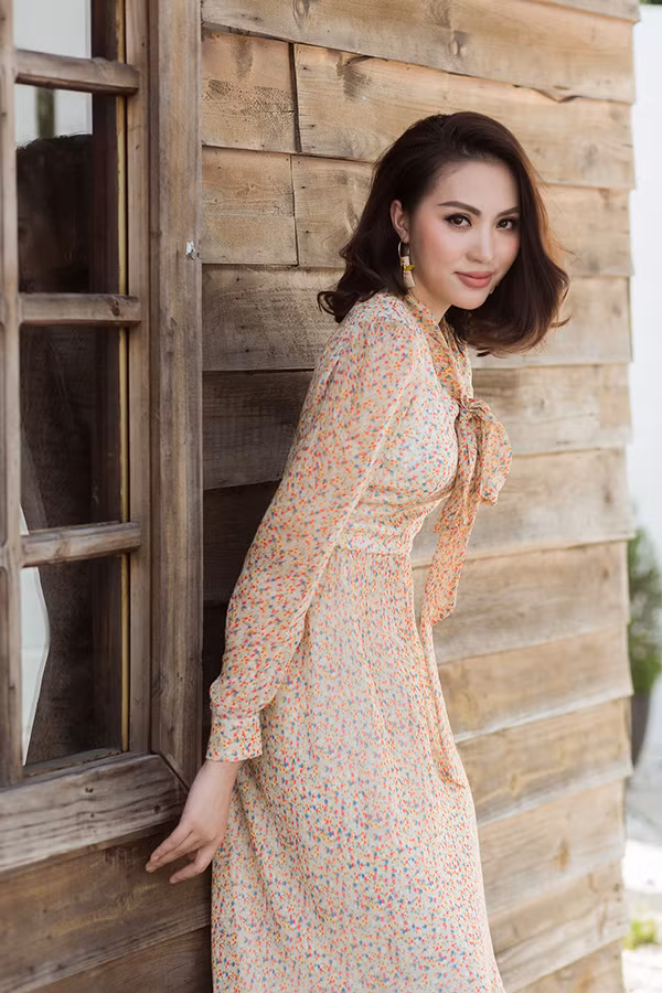 Những kiểu đầm thắt nơ thường mang lại vẻ thanh lịch và phù hợp với nhiều bối cảnh như môi trường công sở, tiệc nhẹ và dạo phố.