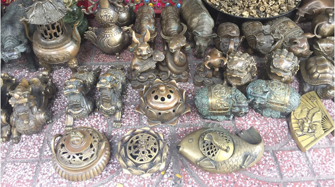 Đồ đồng giả cổ, nhưng chỉ với chiêu trò moi lên từ lòng đất khiến nhiều gia chủ bị lừa nặng  Đồ đồng giả cổ, nhưng chỉ với chiêu trò moi lên từ lòng đất khiến nhiều gia chủ bị lừa nặng