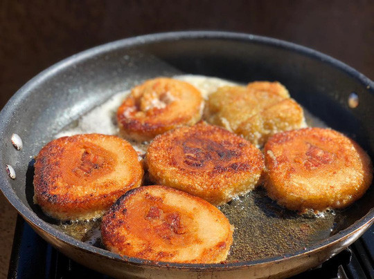  Bánh tét: Tương tự miền Bắc và miền Nam, miền Trung có món bánh tét truyền thống không thể thiếu trong mâm cơm ngày Tết cổ truyền. Nếu bánh chưng sử dụng lá dong thì bánh tét được cuốn bằng là chuối, cũng với nguyên liệu gạo nếp, đậu xanh, thịt heo. Ảnh: Kodimentking.