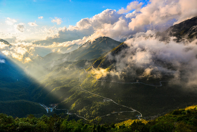 Từ đồi chè, đi tiếp vài cây số nữa du khách có thế ngắm đèo Ô Quy Hồ trong hoàng hôn.