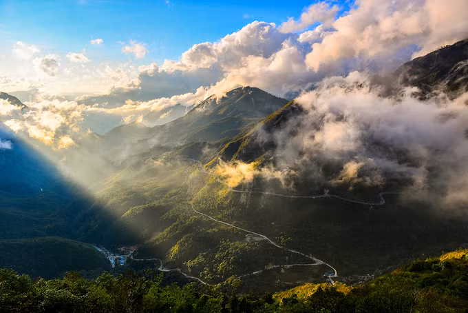 Từ đồi chè, đi tiếp vài cây số nữa du khách có thế ngắm đèo Ô Quy Hồ trong hoàng hôn.