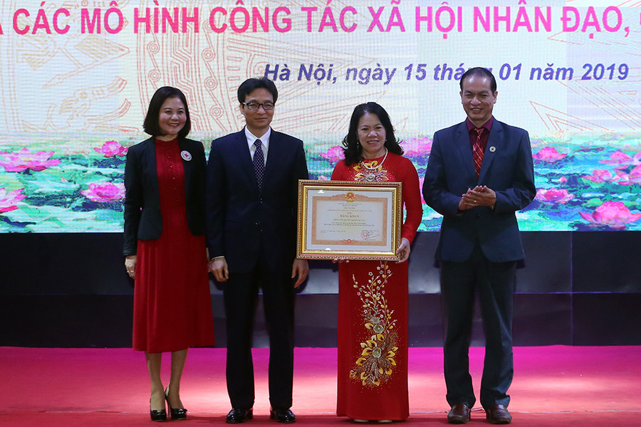 Phó Thủ tướng Vũ Đức Đam trao Bằng khen của Thủ tướng Chính phủ cho Trung ương Hội Chữ thập đỏ Việt Nam. Ảnh: VGP/Đình Nam Phó Thủ tướng Vũ Đức Đam trao Bằng khen của Thủ tướng Chính phủ cho Trung ương Hội Chữ thập đỏ Việt Nam. Ảnh: VGP/Đình Nam