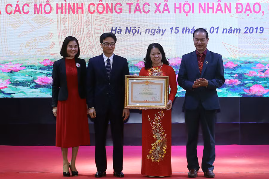 Phó Thủ tướng Vũ Đức Đam trao Bằng khen của Thủ tướng Chính phủ cho Trung ương Hội Chữ thập đỏ Việt Nam. Ảnh: VGP/Đình Nam