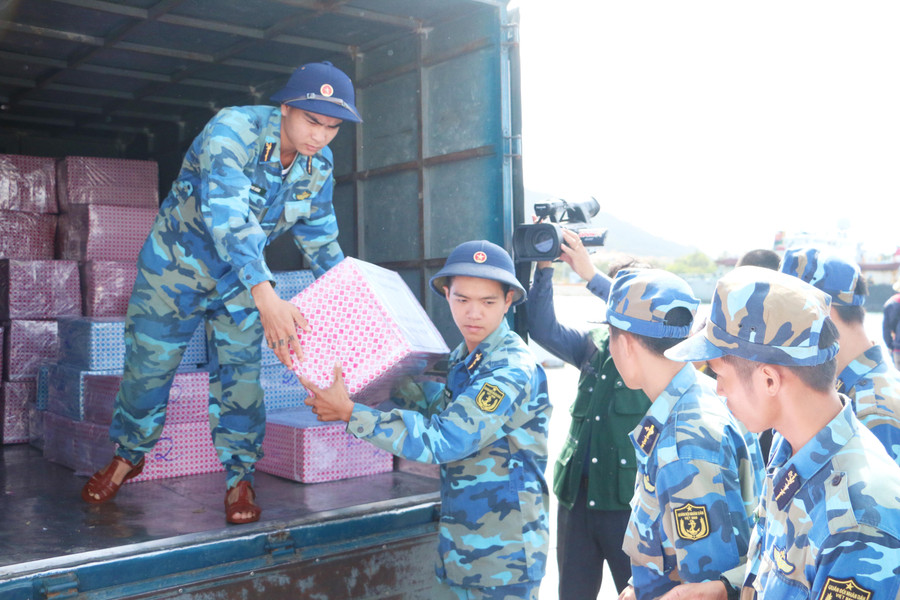 Nhiều chuyến xe chở quà từ mọi miền Tổ quốc tấp nập vận chuyển hàng về Cảng Cam ranh những ngày qua.