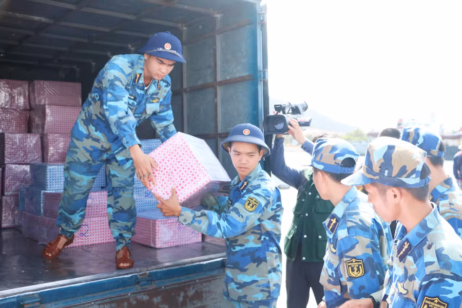 Nhiều chuyến xe chở quà từ mọi miền Tổ quốc tấp nập vận chuyển hàng về Cảng Cam ranh những ngày qua.