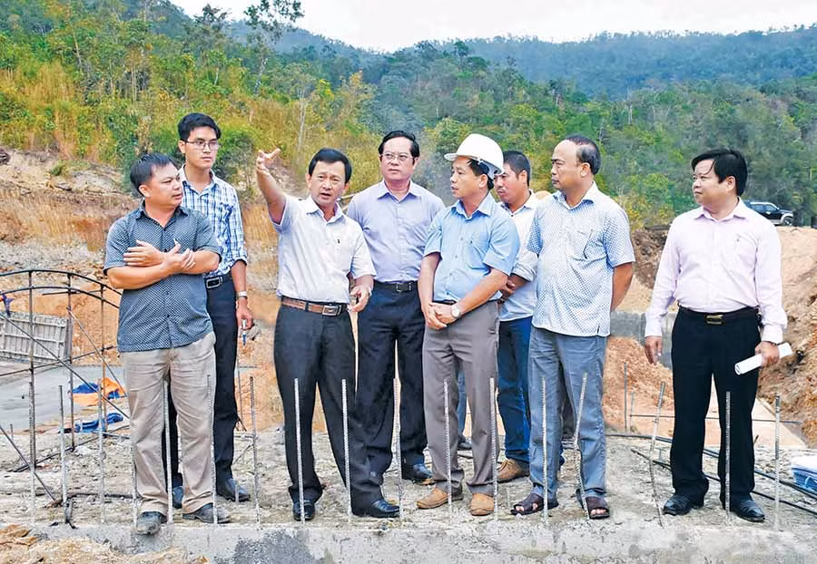 Bí thư Tỉnh ủy Dương Văn Trang (thứ 3 từ trái sang) kiểm tra tiến độ thi công công trình Thủy lợi Plei Keo (xã Ayun, huyện Chư Sê). Ảnh: Minh Triều