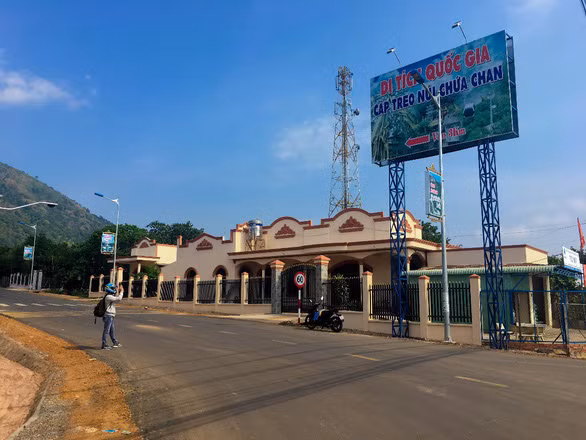 Để đến núi Chứa Chan bạn có thể chọn một trong hai phương tiện là xe khách hoặc xe máy.