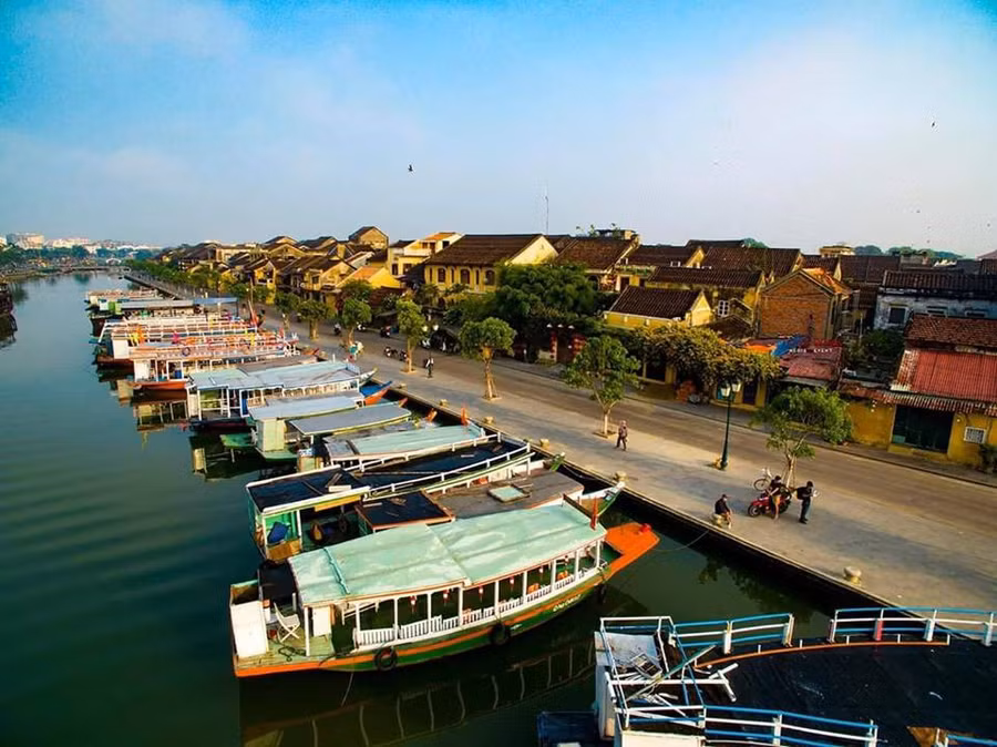 Bến thuyền, đường Bạch Đằng và phố cổ