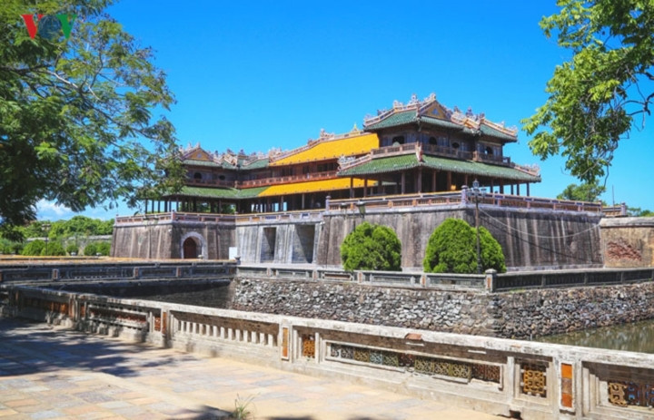  Nếu bạn đam mê văn hóa lịch sử thì Huế đích thực là điểm đến lý tưởng. Quần thể di tích cố đô Huế bên bờ sông Hương mang hồn cốt của cả một thời đại lịch sử, một vùng đất thơ mộng, trầm mặc (Ảnh: CTV Viễn Du).