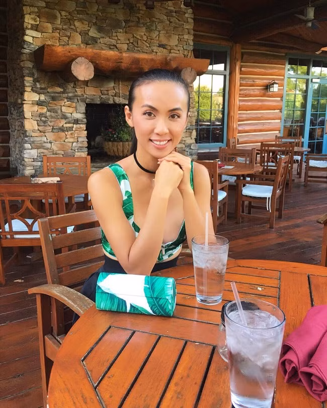 Uống nhiều nước trong ngày giúp cơ thể có đủ độ ẩm cần thiết, hỗ trợ giữ dáng, làm đẹp da. Uống nhiều nước trong ngày giúp cơ thể có đủ độ ẩm cần thiết, hỗ trợ giữ dáng, làm đẹp da.