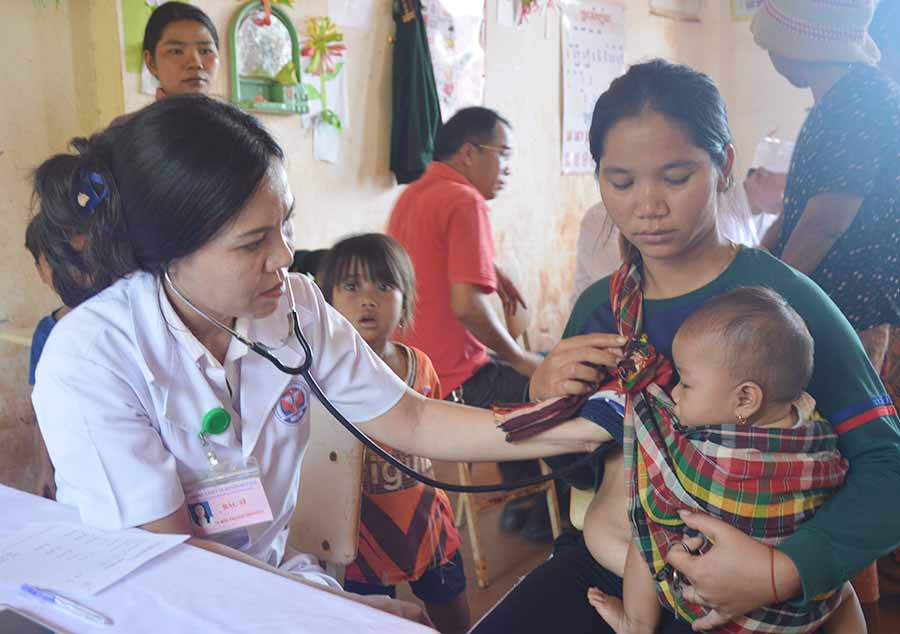  Các y-bác sĩ khám bệnh cho người dân. Ảnh: H.D