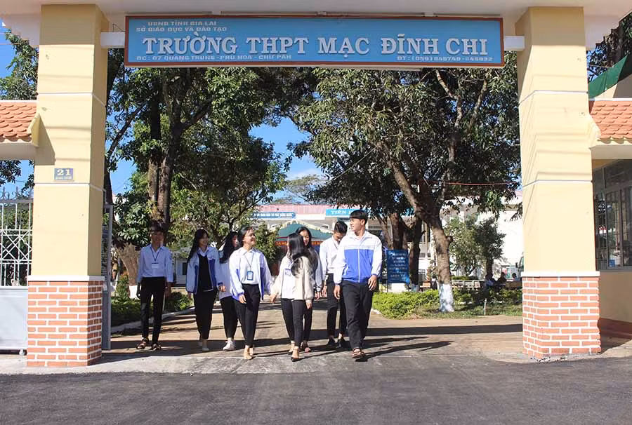 Các thế hệ học sinh luôn cảm thấy tự hào về Trường THPT Mạc Đĩnh Chi. Ảnh: N.G Các thế hệ học sinh luôn cảm thấy tự hào về Trường THPT Mạc Đĩnh Chi. Ảnh: N.G