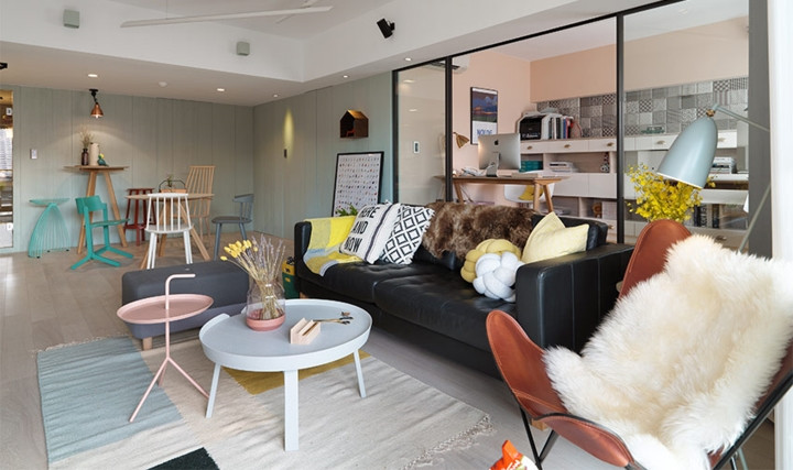 Bàn trà hình tròn đặt cạnh ghế sofa dài tạo thế sơn – thủy nương tựa vào nhau, thảm trải sàn “đóng khung” khu vực tiếp khách. Bàn trà hình tròn đặt cạnh ghế sofa dài tạo thế sơn – thủy nương tựa vào nhau, thảm trải sàn “đóng khung” khu vực tiếp khách.