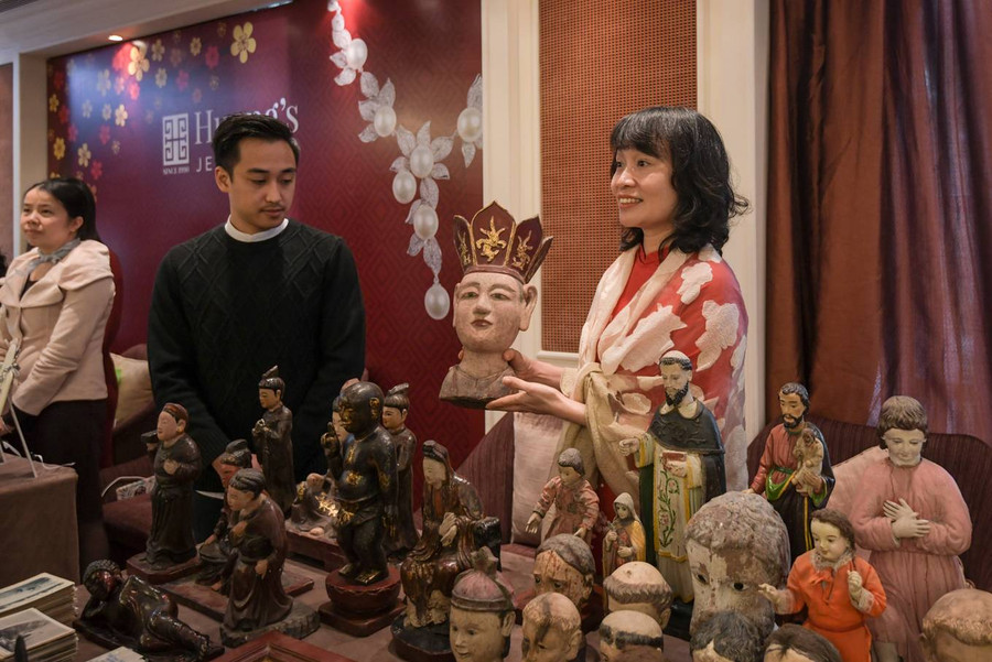 Các gian hàng ngoài trời cung cấp thực phẩm; ở trong nhà bán áo dài, trang sức, đồ thủ công mỹ nghệ…