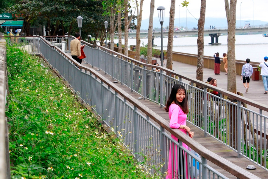  Một thiếu nữ xứ Huế mặc áo dài ra cầu đi bộ để check-in.