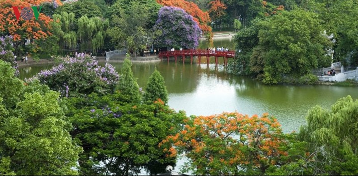 Hà Nội, thủ đô của Việt Nam mang vẻ đẹp pha trộn phong cách cổ kim, vừa yên bình vừa rộn rã. Hà Nội không chỉ nổi tiếng với những danh lam thắng cảnh đẹp mà còn được biết đến với những món ăn nổi tiếng. 