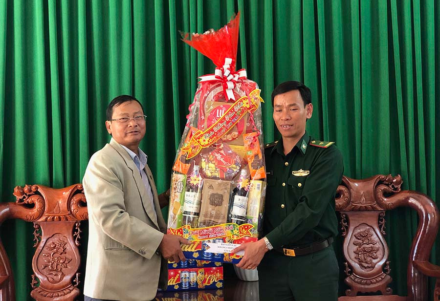 Ban Liên lạc Kháng chiến tỉnh thăm và chúc Tết cán bộ, chiến sĩ Đồn Biên phòng Ia Nan (huyện Đức Cơ). Ảnh: N.T  Ban Liên lạc Kháng chiến tỉnh thăm và chúc Tết cán bộ, chiến sĩ Đồn Biên phòng Ia Nan (huyện Đức Cơ). Ảnh: N.T