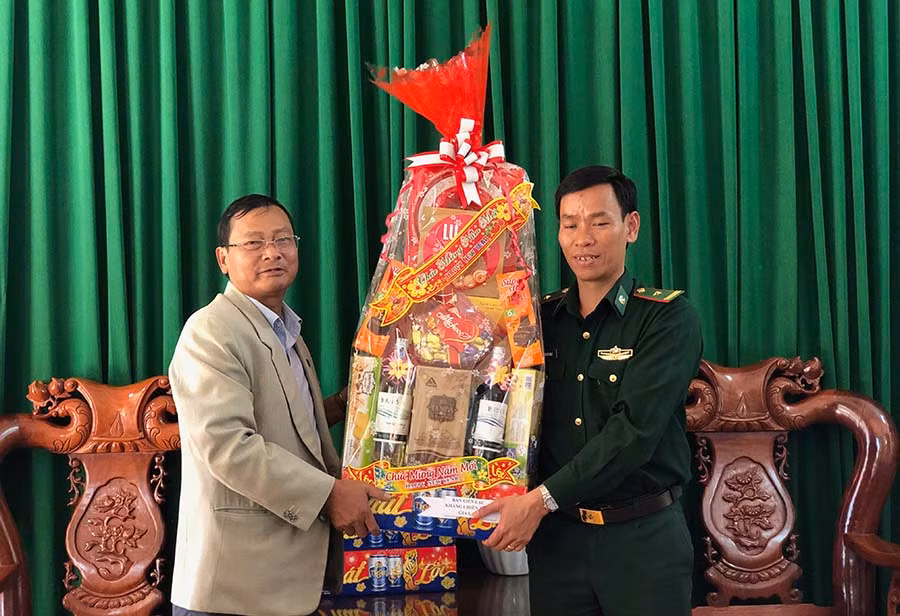  Ban Liên lạc Kháng chiến tỉnh thăm và chúc Tết cán bộ, chiến sĩ Đồn Biên phòng Ia Nan (huyện Đức Cơ). Ảnh: N.T