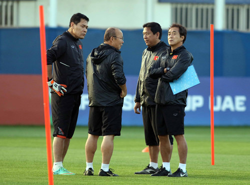  HLV Park Hang-seo (giữa) và người trợ lý thân tín của mình, ông Lee Young-jin (phải)