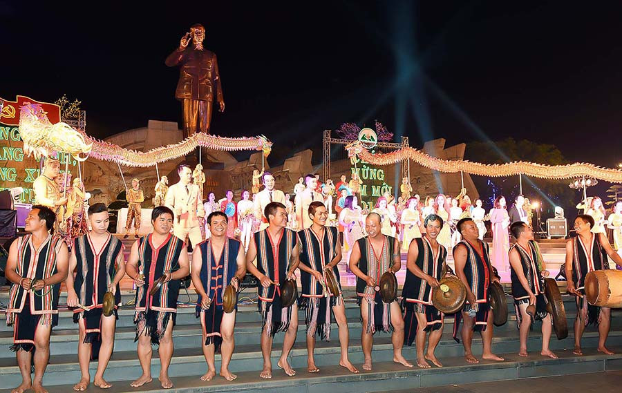 Biểu diễn cồng chiêng tại Lễ hội Giao thừa chào Xuân 2018. Ảnh: Đ.T