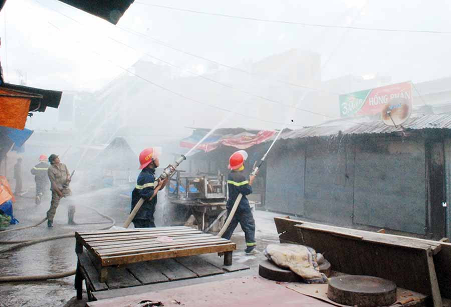  Thực tập phương án chữa cháy chợ. Ảnh: N.T