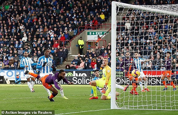  Sterling ghi tên mình lên bảng điện tử nâng tỷ số lên 2-0 cho Man. City.