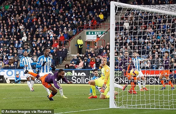  Sterling ghi tên mình lên bảng điện tử nâng tỷ số lên 2-0 cho Man. City.