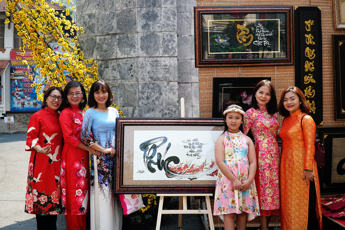 Tại một không gian Tết khác trên đường Nguyễn Thị Minh Khai, quận 1, các gian hàng thư pháp, thư họa, tranh ảnh nghệ thuật… được trang trí đẹp mắt. Nhiều vật phẩm như tranh, câu đối, đồ gốm, gỗ… được treo và bày biện ở hầu hết các gian hàng thu hút người tham quan.