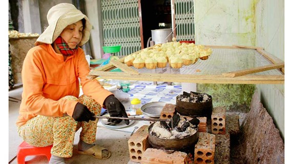 Làng đúc bánh thuẫn tất bật từ sáng sớm đến tối muộn ở xã Đức Thạnh, huyện Mộ Đức. Làng đúc bánh thuẫn tất bật từ sáng sớm đến tối muộn ở xã Đức Thạnh, huyện Mộ Đức.