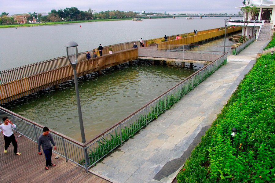  Nằm giữa cầu Trường Tiền và cầu Phú Xuân ngay trung tâm thành phố Huế, tuyến đường đi bộ lót sàn gỗ lim là địa điểm lý tưởng để ngắm hoàng hôn, bình minh trên dòng sông Hương.
