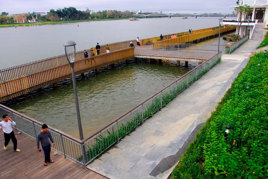  Nằm giữa cầu Trường Tiền và cầu Phú Xuân ngay trung tâm thành phố Huế, tuyến đường đi bộ lót sàn gỗ lim là địa điểm lý tưởng để ngắm hoàng hôn, bình minh trên dòng sông Hương.