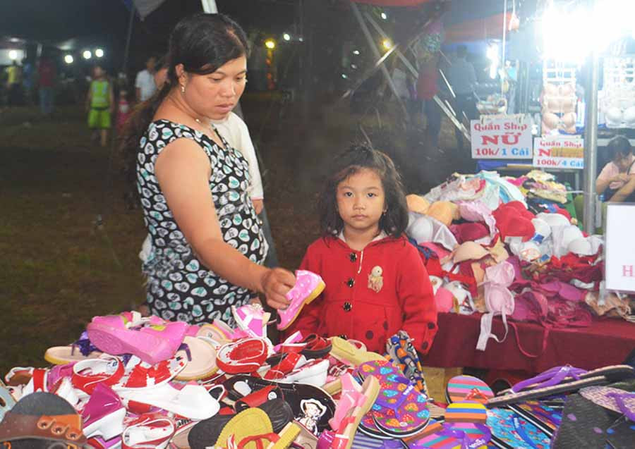  Phiên chợ hàng Việt về miền núi dịp Tết không chỉ giúp người dân vùng sâu, vùng xa tiếp cận hàng Việt mà còn là ngày hội mua sắm dịp cuối năm. Ảnh: D.Q