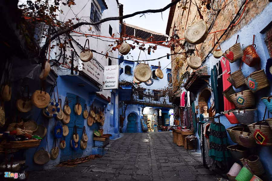 Thành phố nằm trên sườn đồi với hai đỉnh nhô cao. Vì thế, theo ngôn ngữ Berber, tên gọi của vùng này còn mang ý nghĩa là 