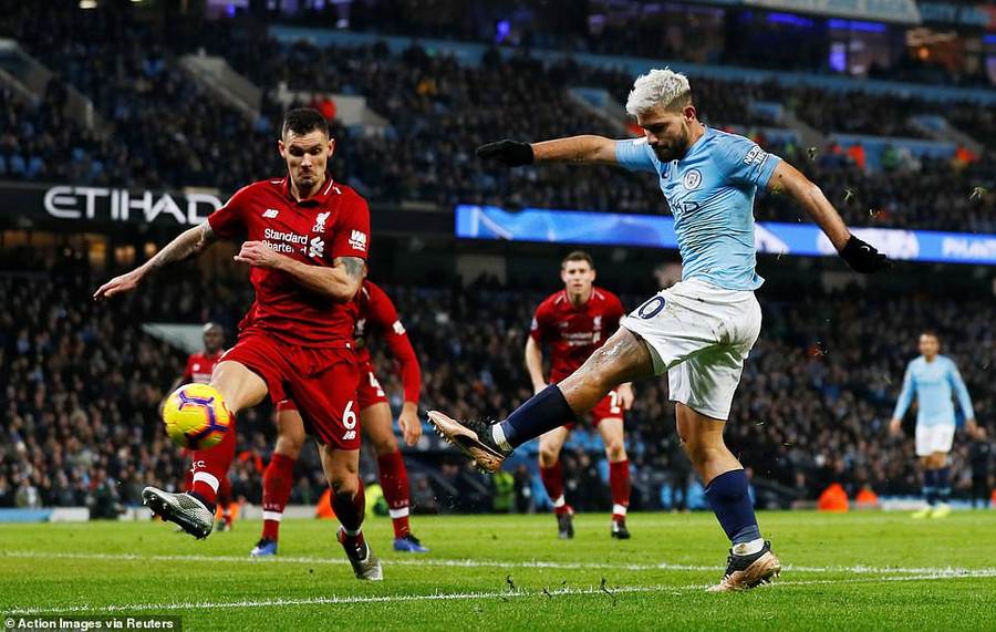 Aguero thể hiện khả năng săn bàn nhạy bén. (Ảnh: Reuters)  Aguero thể hiện khả năng săn bàn nhạy bén. (Ảnh: Reuters)
