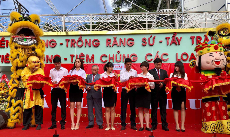  Cắt băng khai trương Phòng khám nha khoa và tiêm chủng Á Châu Pleiku. Ảnh: Phan Lài