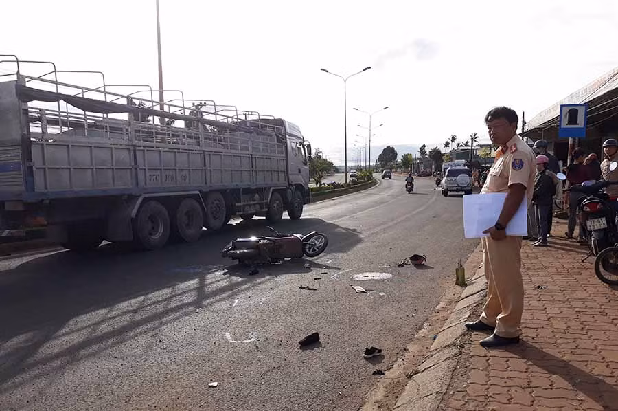  Hiện trường vụ tai nạn xe khách tông 4 người thương vong trên QL 14-đoạn qua xã Chư Hdrông. Ãnh: Văn Ngọc