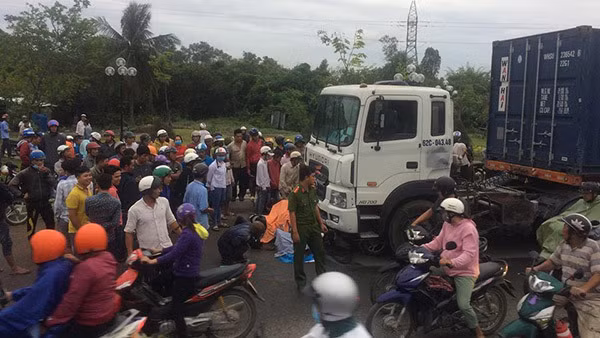  Xe container tông 4 người chết, 18 người bị thương ở Long An