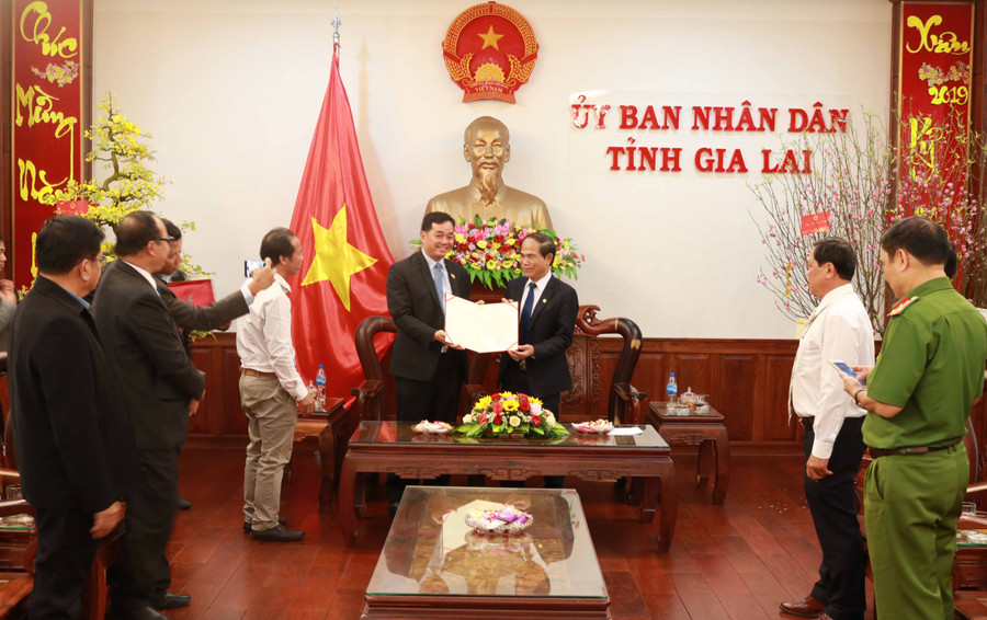 Ngài Un Chăn Đa-Tỉnh trưởng Preah Vihear (Vương quốc Campuchia) trao thư chúc Tết cho lãnh đạo tỉnh Gia Lai. 