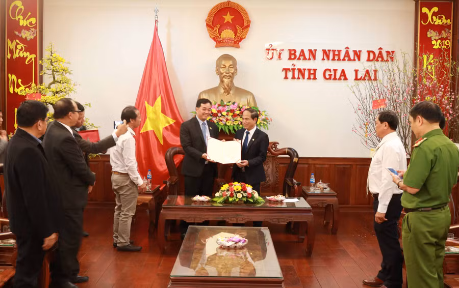 Ngài Un Chăn Đa-Tỉnh trưởng Preah Vihear (Vương quốc Campuchia) trao thư chúc Tết cho lãnh đạo tỉnh Gia Lai. 