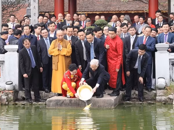 Tổng Bí thư, Chủ tịch nước Nguyễn Phú Trọng và Phu nhân thả cá chép tại hồ Hoàn Kiếm. (Ảnh: Trí Dũng/TTXVN) Tổng Bí thư, Chủ tịch nước Nguyễn Phú Trọng và Phu nhân thả cá chép tại hồ Hoàn Kiếm. (Ảnh: Trí Dũng/TTXVN)