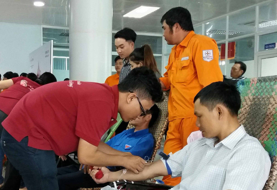 120 cán bộ, công nhân viên chức Công ty Điên lực Gia Lai tham gia “Tuần lễ hồng”. Ảnh: Như Nguyện
