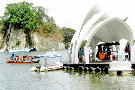 Câu lạc bộ Du thuyền phục vụ khách dạo chơi trên mặt hồ, mới được đưa vào sử dụng