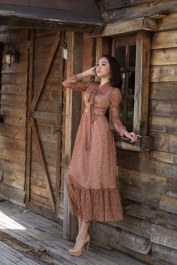  Nhà mốt Việt dành tặng các bạn gái những mẫu váy lụa nhẹ nhàng được tô điểm bằng hoạ tiết hoa nhí. Các trang phục với nhiều phom dáng, dễ dàng sử dụng ở nhiều không gian khác nhau. 3 Những chất liệu nhẹ tênh như voan lụa, chiffon lụa phù hợp với tiết trời xuân phương Nam đều được thể hiện sống động trên các dáng váy tôn nét nữ tính.