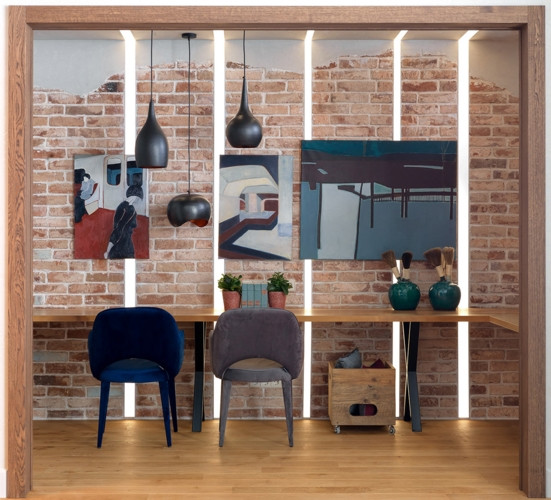  Khu vực làm việc cũng được làm mới bằng những bức tranh treo tường và đèn âm tường.