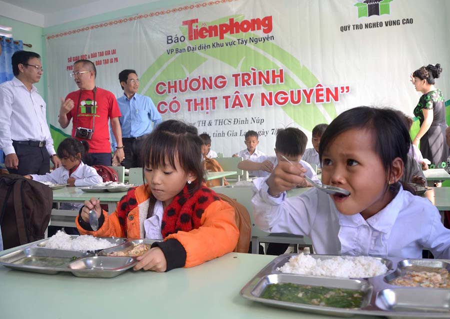  Các em học sinh lớp 1 Trường Tiểu học và THCS Đinh Núp hào hứng với chương trình 