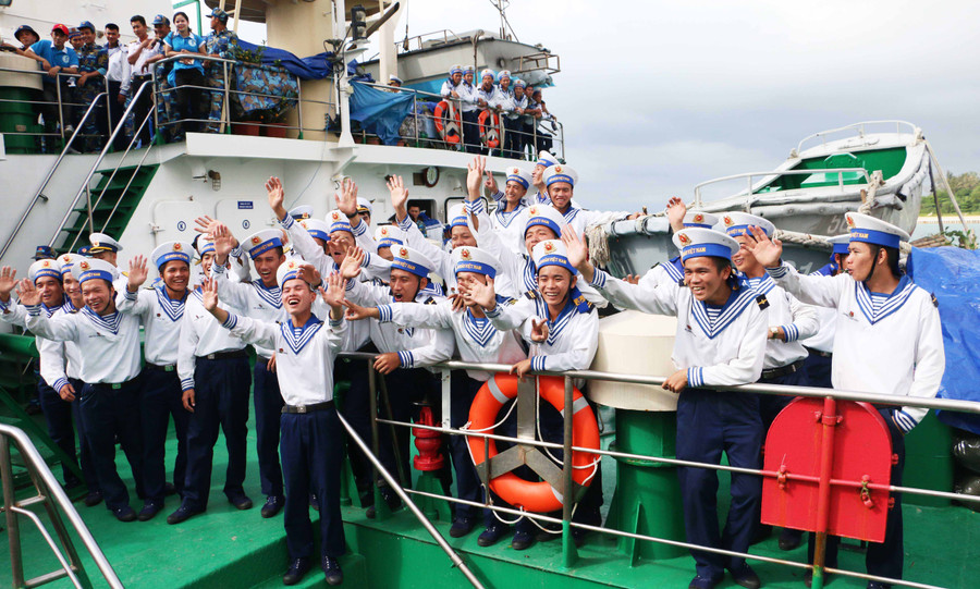 Các chiến sĩ trẻ hào hứng trước giờ lên đường làm nhiệm vụ. Ảnh: Quang Tấn