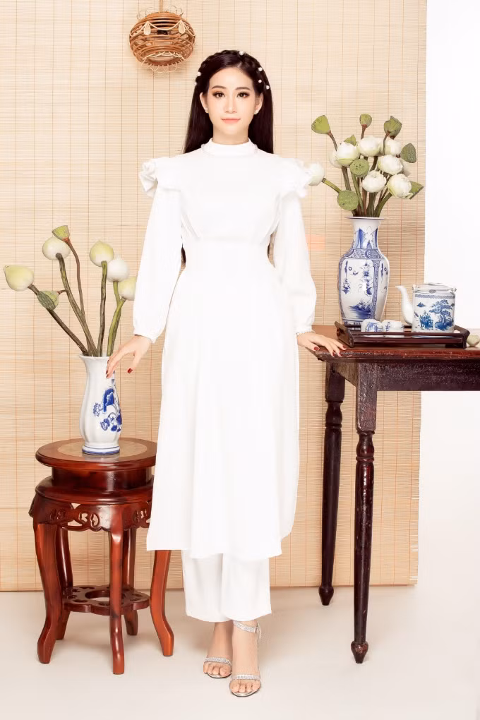 Huyền Cò chia sẻ, cô chọn khung cảnh chụp hình mô phỏng lại không gian nhà Việt xưa với hoa sen trắng, rèm trúc, bình sứ xanh lam, với mong muốn ghi lại khoảnh khắc đẹp, lưu dấu năm cũ.